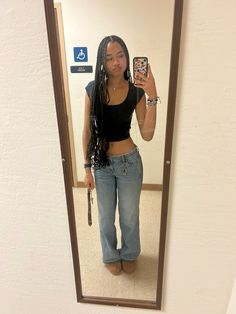 Navy Crop Top Outfit, Outfit Ideas Straight Jeans, Low Rise Straight Jeans Outfit, Baggy Jeans Tiny Top Outfit, Light Blue Low Rise Jeans Outfit, Low Waisted Jean Outfits, Cute Outfits With Low Rise Jeans, Cute Simple Fits For School, Low Rise Jeans Outfit Summer