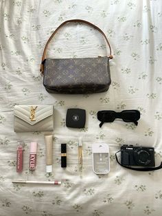 Girly Purse Aesthetic, Louis Vuitton Handbags Aesthetic, Vogue Whats In My Bag, Louis Vuitton Products Aesthetic, Lv Handbags Aesthetic, Louis Vuitton Makeup, What Is In My Bag, Handbags Aesthetic, Louis Vuitton Aesthetic