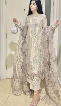 Eid Dress Ideas, Pakistani Wedding Hairstyles, Eid Dresses, Abaya Designs, Shalwar Kameez, Traditional Dress, Pakistani Wedding