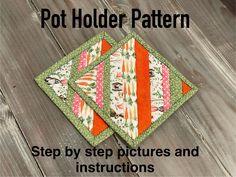 two pot holders sitting on top of a wooden table with text overlay that reads, pot holder pattern