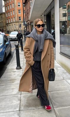 Maxi Winter Coat, Winter Style 2025 Women, Fall Coats 2024, Casual Fall Outfits 2024 Women, Autumn Winter Street Style 2024, Beige Wool Coat Outfits, Outfit With Camel Coat, Long Camel Coat Outfits, Winter 2025 Outfits