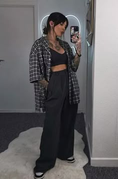 How to Get Tomboy Femme Style - TikTok Trend Watch 2024 Work Outfit Inspo Spring, Dark Hipster Aesthetic, Line Cook Outfit, Rocker Grunge Style, Tattoo Artists Outfit, Edgy Bar Outfit, Sophia Floyd, Soul Concert Outfit Ideas, Edgy Easter Outfits