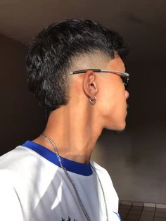 corte de cabelo moicano/moica Male Haircuts, Taper Fade Haircut, Corte De Cabelo Masculino, Haircut Ideas, Haircuts For Men, Hair Cuts, One Piece