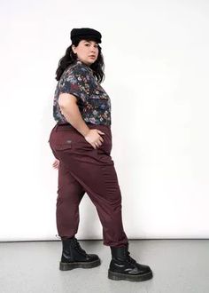 With the right amount of stretch for ease and comfort where you need it, our classic cotton trouser is a true wardrobe staple. The convertible cuff allows you to roll up to crop at your ankle, or extend for a full length pant in a snap. Plus Size Androgynous Fashion, Queer Fashion Women, Dyke Fashion, Plus Size Grunge, Denim Coverall, Best Pants, Lesbian Fashion, Gender Neutral Clothes, Queer Fashion