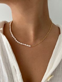 Half gold filled link, half freshwater pearl 16 inches with 2 inch chain extender Modern Pearl Necklace, Modern Pearl Jewelry, Diy Pearl Necklace, Jewelry Anklets, Pearl Necklace Designs, Freshwater Pearl Jewelry, Pearl Necklace Earrings, Jewelry Essentials, Jewelry Lookbook