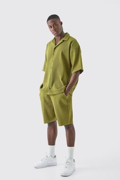 Womens Oversized Pleated Shirt And Short - green - M - This season, it's all about coordinates - and it starts with this men's shirt set. Choose a shirts-and-shorts combo for maximum effect and minimum effort - it's just so easy to nail that easy breezy, summertime look. Go for block colors or patterns, or why not mix and match the two? The beauty of a men's shirt and short set is that they can be worn separately or together, so we're huge fans. It's game set and match, and you're going to nail Summer Shirts Men Outfit, Bbq Outfit Ideas Men, Monochromatic Outfit Men Summer, Mens Summer Dress Outfits, Mens Matching Sets, Shirt And Shorts Outfit Men, Men Birthday Outfit, Dj Fits, Monochromatic Party