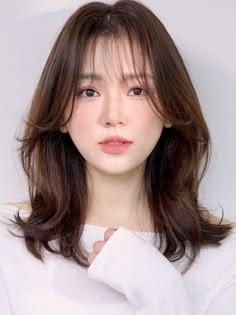 Fluffy Blowout, Korean Bangs Hairstyle, Korean Haircut, Layered Haircuts With Bangs, Bangs With Medium Hair, People References, Hairstyles For Layered Hair, Haircut Inspo, Hair Cut Ideas