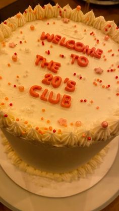 a birthday cake with the words welcome to the 90's club written on it