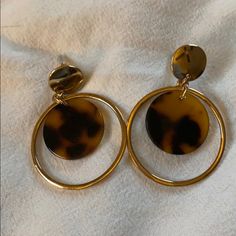 Gold Hoops With Tortoise Accent - Never Worn Tortoiseshell Earrings, Elegant Tortoiseshell Hoop Earrings, Elegant Tortoiseshell Round Hoop Earrings, Teal Jewelry, Gold Hoops, Tortoise Shell, Brown Gold, Tortoise, Hoop Earrings