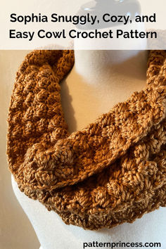 a crocheted cowl is shown on a mannequin with text that reads,