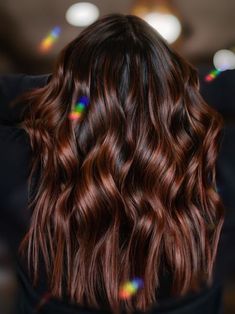 Chocolate Cherry, el tinte de pelo que todas debemos intentar en 2022 Dark Chocolate Brown Hair, Auburn Balayage, Brunette Ombre, Rambut Brunette, Chocolate Brown Hair Color, Hair Color Chocolate, Brunette Balayage, Chocolate Hair, Chocolate Brown Hair