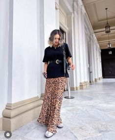 Midi Leopard Skirt Outfit, Leopard Skirt Outfit, Outfits Con Jeans, Leopard Outfits, Looks Country, Animal Print Outfits, Leopard Print Skirt, Leopard Skirt, Looks Chic