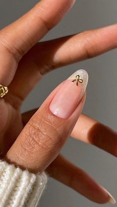 I am obsessed with these Christmas nails for the holiday season. I can't wait to use these as inspiration for my nails for the holiday parties this year! Nails Ideas Winter, Christmas Nails Ideas, Winter Nail Art Designs, Bow Nail Art, New Years Nail Designs, Nagel Tips, Cute Christmas Nails, Nails French