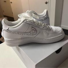 Size 6y Or Fits Women’s 7.5. Hand Decorated Bridal Air Force 1s Worn Once To My Wedding After Party! Quince Outfits, Quince Shoes, Bling Sneakers, Bedazzled Shoes, Shoes Nike Air Force, Nike Air Force One, Wedding After Party, Air Force 1s, Shoes Nike Air