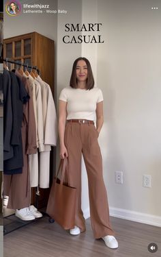 Business Casual Trouser Outfits, Sloane Tailored Pant Outfit, Sloane Pants Outfit, Brown Tailored Pants Outfit, Smart Casual Work Outfit Summer, Tailored Trousers Outfit, Teacher Appropriate Outfits, Tailored Pants Outfit, Sloane Tailored Pant