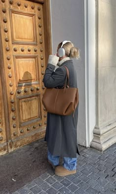 Cyme Bag Outfit, Polene Bag Tote, Polene Cyme Outfit, Light Brown Bag Outfit, Uni Bag Aesthetic, Polene Outfit, Polene Bag Cyme, Brown Handbag Outfit, Polene Bag Outfit