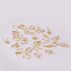 Buying Option:- $6.88 for Single Piece- $12 for a 2 Pieces (you can choose 2 different nose rings)*Comment your option of patterns on "Personalization" ----------- DETAILS ------------ Color: Gold/ Silver- Patterns: #A-Z- Inner Diameter: 5mm- Bar Length: About 11mm- Thickness: About 1.5mm- Materials: 18K Gold Plating, CZ, Copper- SKU: HSPJ694 ----------- MIX MATCH PURCHASE -----------We do offer mix-match purchases for different listings at the same price, please provide your desired SKU & patte Piercing Nose Ring, Nose Cuff, Piercing Nose, Presents For Best Friends, Elegant Gothic, Ear Clips, Fake Piercing, Basic Jewelry, Daughter Mother