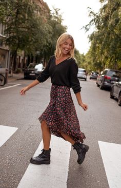 Black London Skirt Floral Skirt Outfits, Zebra Print Skirt, Estilo Hipster, Skirt Outfits Fall, Parisian Women, Midi Skirt Outfit, Skirts With Boots, Trendy Fall, Cute Fall Outfits