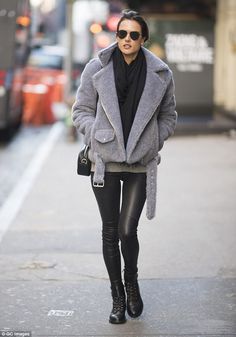 Model Street Style, Feminine Fashion, Hipster Outfits, Winter Leggings, Womens Fashion Edgy, Street Style Winter, Teddy Jacket, Rita Ora, Alessandra Ambrosio