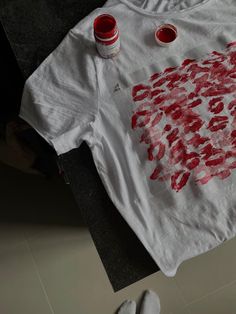 Kisses On Shirt Diy, Customized Shirts Ideas, Painting T Shirts Ideas Aesthetic, Painting Shirts Aesthetic, I Heart Shirts Aesthetic, Kiss Sweatshirts For Bf Diy, Kiss Jumper Diy Tiktok, Kisses On T Shirt, Diy Kisses Shirt