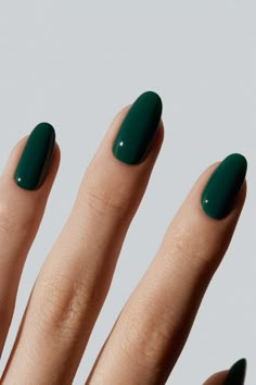 Colourful Oval Nails, Dark Coloured Nails, Dark Green Short Nails, Dark Green Nails, Green Nail Polish, Green Nail