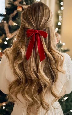 Blonde half-up, half-down hairstyle with loose waves and a red ribbon for Christmas. Hair For Christmas Pictures, Christmas Highlights Hair, Christmas Half Up Hairstyles, Holiday Hairstyles Updo, Long Hair Christmas Hairstyles, Christmas Long Hair Styles, Holiday Hairstyles With Bow, Hair Half Up Half Down With Bow, Christmas Bow Hair