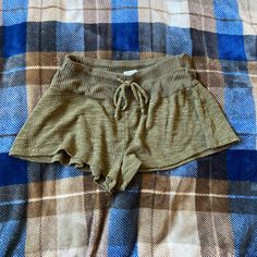 Womens Flowy Green Shorts. Perfect For Summer. Size Small. In Brand New Condition. Shifting Closet, Magic Clothes, Studded Shorts, Red Trench Coat, Vintage Clothes Women, Forever 21 Shorts, Brown Shorts, Clothes Women, Black Denim Jeans