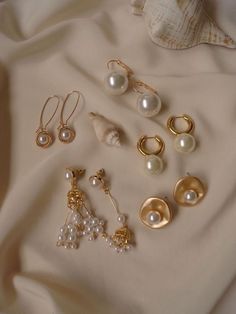 Gabi The Label, Accesories Jewelry, Gold Pearl Earrings, Jewelry Photography, Dainty Jewelry, Tragus, Gold Pearl, Cute Jewelry, Vintage Earrings