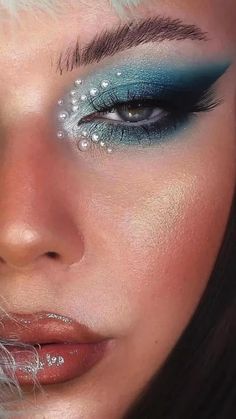 Mermaid Costume Makeup, Mermaid Eye Makeup, Eyeshadow Inspiration, Mermaid Makeup Halloween, Siren Costume, Mermaid Eyes, Mermaid Parade, Halloween Makeup Pretty, Halloween Makeup Scary