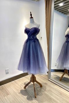 Blue Tulle кружевное платье для выпускного вечера, с плеча вечернее платье для вечеринки
Короткое выпускное платье Blue Tulle Lace - это увлекательный выбор для вашего возвращения на родину. С его сложной кружевной детализацией и стильным коротким дизайном, он сочетает в себе элегантность и юношеское очарование. Богатый синий оттенок добавляет к вашему образу популярность, что делает его идеальным для ночи празднования и веселья.

Силуэт: A-Line
Ткань: тюль
Длина: длина котенок
Подробности: круж Prom Dress Off The Shoulder, Prom Dress Purple, Purple Homecoming, Prom Dresses Off The Shoulder, Homecoming Dresses Sparkly, Purple Homecoming Dress, Hot Prom Dress, Short Design, Mother Wedding Dress