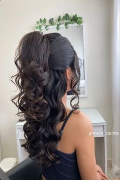 Quinceañera hair inspiration, Quinceañera hair inspo, latina hairstyle, hairstyle for latinas, hairstyles for Quinceañeras, hairstyle for parties, Quinceañera hairstyle for latinas, hair inspo for Quinceañeras. Quince Hair For Medium Hair, Hair Designs For Wedding Bridesmaids, Pretty Hairstyles Wedding, Formal Hair For Long Hair, Hair Ideas For A Quinceanera, Easy Sweet 16 Hairstyles, Wavy Quinceanera Hairstyles, Hair Styles For A Quinceanera Damas, Side Down Do Wedding Hair