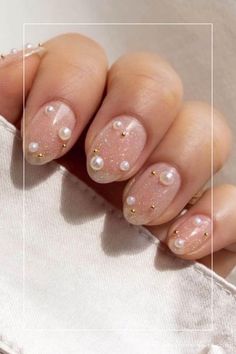 wedding nails for bride pearl Short Round Bridal Nails, Short Nails With Pearls, Bride Nails Wedding Elegant Gold, Wedding Nail Ideas