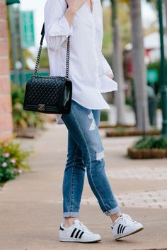 White Tenishoes Outfit, White Button Up Casual Outfit, White Button Down Shirt Outfit Spring, White Button Down Shirt Outfit Casual, White Shirt Outfit Spring, Styling A White Button Down, Casual White Button Down Shirt Outfit, Jeans And Button Down Shirt, Witte Sneakers Outfit