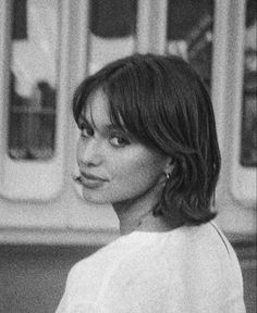 Short Hair Messy Bangs, Brunette Bangs Short Hair, 90s Bob Haircut Grunge, Short Hair Big Forehead, Short 90s Bob, Chin Length Hair With Curtain Bangs, Short Curtain Bangs Short Hair, Short Vintage Hair, Short Bob Brown Hair