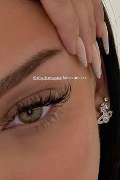 #cateyemakeup #cateyelashes #eyelashes #lashesfordays #lashextensions #lashes #lashextensions #eyelashestips #eyelashcurler Fox Lashes Extensions, Cat Lash Extensions, Cat Lashes, Cat Eyelashes, Cat Eye Lashes, Light Makeup Looks, Eye Close Up, Cat Eye Lash