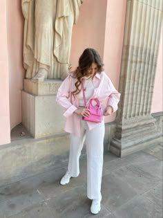 Jacquemus bag pink pink aesthetics Instagram pics Insta inspo summer 2022 fashion Outfit Ideas With Pink Bag, Outfit For Pink Bag, Pink Bag Outfit Summer, How To Style Pink Bag, Pink Ootd Aesthetic, Pink Outfits Aesthetic Summer, Outfits With Pink Purse, Outfit With Pink Bag, Style Pink