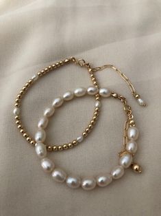 Modern Pearl Jewelry, Gold Pearl Bracelet, Preppy Jewelry, Jewelry Essentials, Jewelry Lookbook, Girly Jewelry, Elegant Accessories