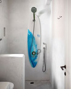 We offer a new product for surfers - Surfboard Shower Panel. Surfboard and water are born for each other. Any associations and memories of the ocean bring true surfers only positive emotions. That's why we want you to always be in a good mood. You can use the surfboard both indoors and outdoors - by the pool, in the garden, on the terrace. The panel is supplied without technological holes for the installation of shower equipment. There are many variants of shower equipment. From simple to comple Home Decor Beach Style, Pool Bathroom Ideas Outdoor, Country Beach House Decor, Surfer Bathroom, Beach Room Ideas, Surfer Room, Surf Room Decor, Aesthetic Shower, Surf House Decor