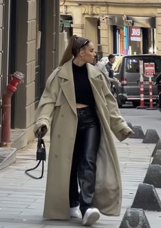 Oversize Trench Coat Outfit, Trench Coat Outfit Winter, Trench Coat Outfit Ideas, Trench Coat Outfit Fall, Fall Trench Coat, Semi Formal Mujer, Coat Outfit Ideas, Preppy Chic Outfits, Artist Hue