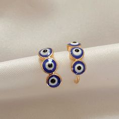 Blue Evil Eye Huggie Earrings In Gold Filled De 18k. Perfect Gift For Any Occasion. They Will Protect You Against Bad Vibes And Atract Good Luck. Hypoallergenic Lead And Nickel Free Comfortable Hermosos Aretes Pequeos Azules Del Mal De Ojo En Oro Laminado De 18k Perfectos Para Cualquier Ocasin. Te Protegern Contra Las Malas Vibras Y Atreran Buena Fortuna. Hipoalergnicos Libres De Plomo Y Nquel Cmodos Blue Round Evil Eye Earrings, Blue Evil Eye Earrings, Disney Earrings, Bad Vibes, Light Earrings, Open Hoop Earrings, Geometric Circle, Long Drop Earrings, Statement Drop Earrings