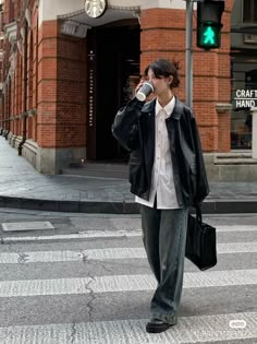 00s Mode, Vest Outfit, Leather Jacket Outfits, Outfit White, Looks Street Style, Mode Inspo, Tomboy Fashion, White Sweater