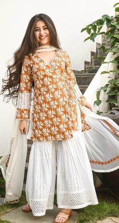 Stylish Kurtis Design, Simple Kurta Designs, Simple Kurti Designs, Short Kurti, Casual Indian Fashion, Stylish Short Dresses, Long Kurti Designs, Desi Fashion Casual, Salwar Kamiz