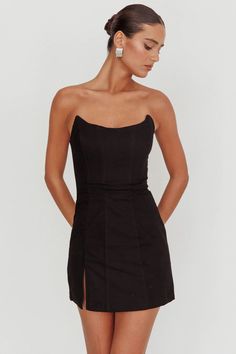 Strapless mini dressSide invisible zipperBust boningNo liningYou'll go straight to the best-dressed list in our on-trend Luann mini dress. We are in love with its unique, scooped neckline. Perfect for Friday night with your girls! Team it wi... Strapless Formal Mini Dress, Black Semi Dress, Black Strapless Hoco Dress, Black Mini Dress Formal, Strapless Hoco Dress, Mini Homecoming Dress, Mini Homecoming Dresses, Homecoming Dresses Black, Scooped Neckline