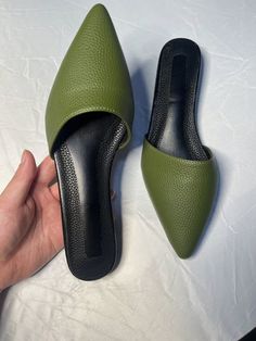 Style: Elegant, Fashionable Color: Dark Green Toe: Point Toe Pattern Type: Plain Heel Height: Flat Size Fit: Half-Size Smaller Upper Material: PU Leather Size CA Ball Girth Foot Length Heel Height CN35 US5.5 21.1 22.5 2.5 CN36 US6 21.45 23 2.5 CN37 US6.5 21.8 23.5 2.5 CN38 US7 22.15 24 2.5 CN39 US7.5 22.5 24.5 2.5 CN40 US8 22.85 25 2.5 Half Shoes, Heels Elegant, Basic Shoes, Mule Heels, Green Flats, Low Heel Shoes, Jeans Kids, Toe Shoes, Style Elegant