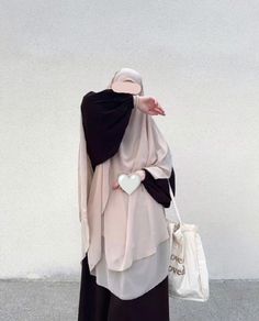 Islamic Clothing Abayas, Celebrity Prom Dresses, Estilo Hijab, Muslimah Outfit, Everyday Casual Outfits