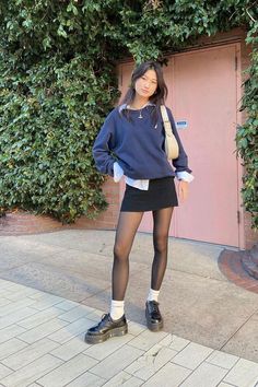 Look de inverno com sobreposição de meia calça Uni Outfits, Autumn Outfit, Outfit Inspo Fall, Winter Fashion Outfits, Looks Vintage