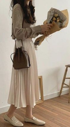 Crop Blouse Outfit, Aesthetic Midi Skirt, Midi Skirt Outfits, Fesyen Islam, Midi Skirt Outfit, Outfits Modest, Korean Casual Outfits, Korean Girl Fashion, Modest Fashion Outfits