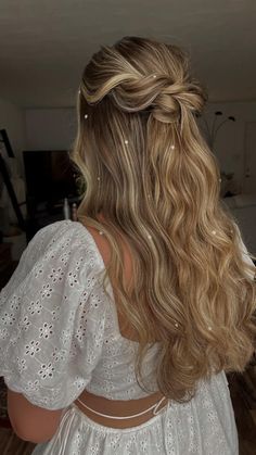 Half Up Half Down Bridesmaid Hair With Bangs, Half Up Half Down Hair Graduation, Braided Half Up Half Down Hair Prom, Half Up Half Down Prom Hairstyles, Debut Hairstyles, Bellas Wedding, Grad Hairstyles, Senior Hoco