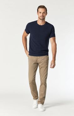 JOHNNY SLIM LEG CHINO IN BRITISH KHAKI TWILL - Mavi Jeans Mens Athletic Business Casual, Mens Style Smart Casual, Men’s Khaki Chino Outfits, Men's Business Casual Style Summer, Light Khaki Pants Outfit Men, Vuori Mens Outfit, Dark Khaki Pants Outfit Men, Men’s Khaki Pants Outfit, Basic Man Outfit