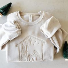 The perfect Holiday themed crewneck for this Christmas season! Snuggle up in the coziest sweatshirt ever! This sweatshirt is so buttery soft and not super thick, giving it a nice light weight feel.  TO ADD EXTRA EMBROIDERY TO SLEEVE CUFF: https://www.etsy.com/listing/1299089179/additional-embroidery-on-sleeve-cuff - Add this link to your cart during check out, please provide info that you would like on the sleeve. Provide the font and design (name, initials, date, tiny heart, etc.). Sleeve embro Cute Diy Crewnecks, Winter Sweatshirt Designs, Holiday Sweatshirts Cricut, Cute Christmas Crewneck, Modern Machine Embroidery Designs, Simple Embroidered Sweatshirt, Embroidery Ideas Machine, Simple Christmas Sweatshirt, Christmas Embroidered Sweatshirt